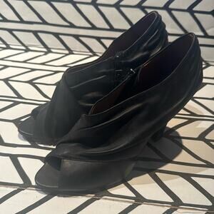 Modern Vintage NWOT black leather peep toe heels in size 39